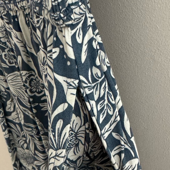 Patrons Of Peace Women’s Jumpsuit Size Small Blue White Floral Smocked - Picture 5 of 5